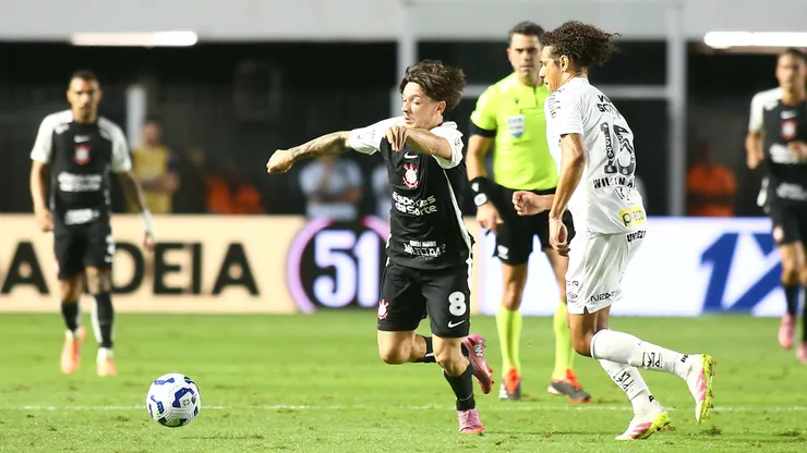 Garro, jogador do Corinthians, durante partida contra o Santos no estádio Vila Belmiro pelo campeonato Brasileiro A 2025. Foto: Mauricio De Souza/AGIF