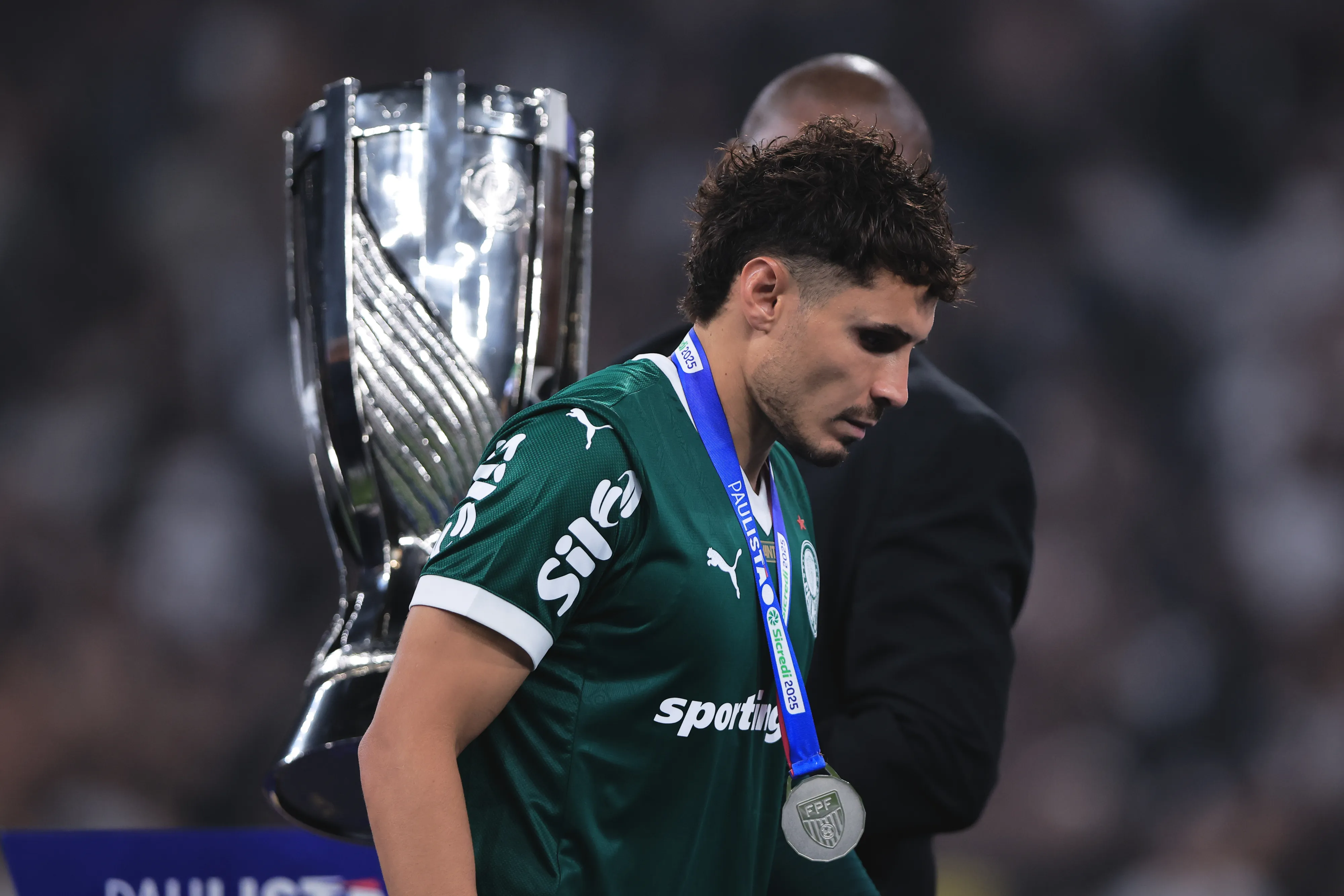 SP – SAO PAULO – 27/03/2025 – PAULISTA 2025 FINAL, CORINTHIANS X PALMEIRAS – Raphael Veiga jogador do Palmeiras lamenta derrota ao final da partida contra o Corinthians no estadio Arena Corinthians pelo campeonato Paulista 2025. Foto: Ettore Chiereguini/AGIF