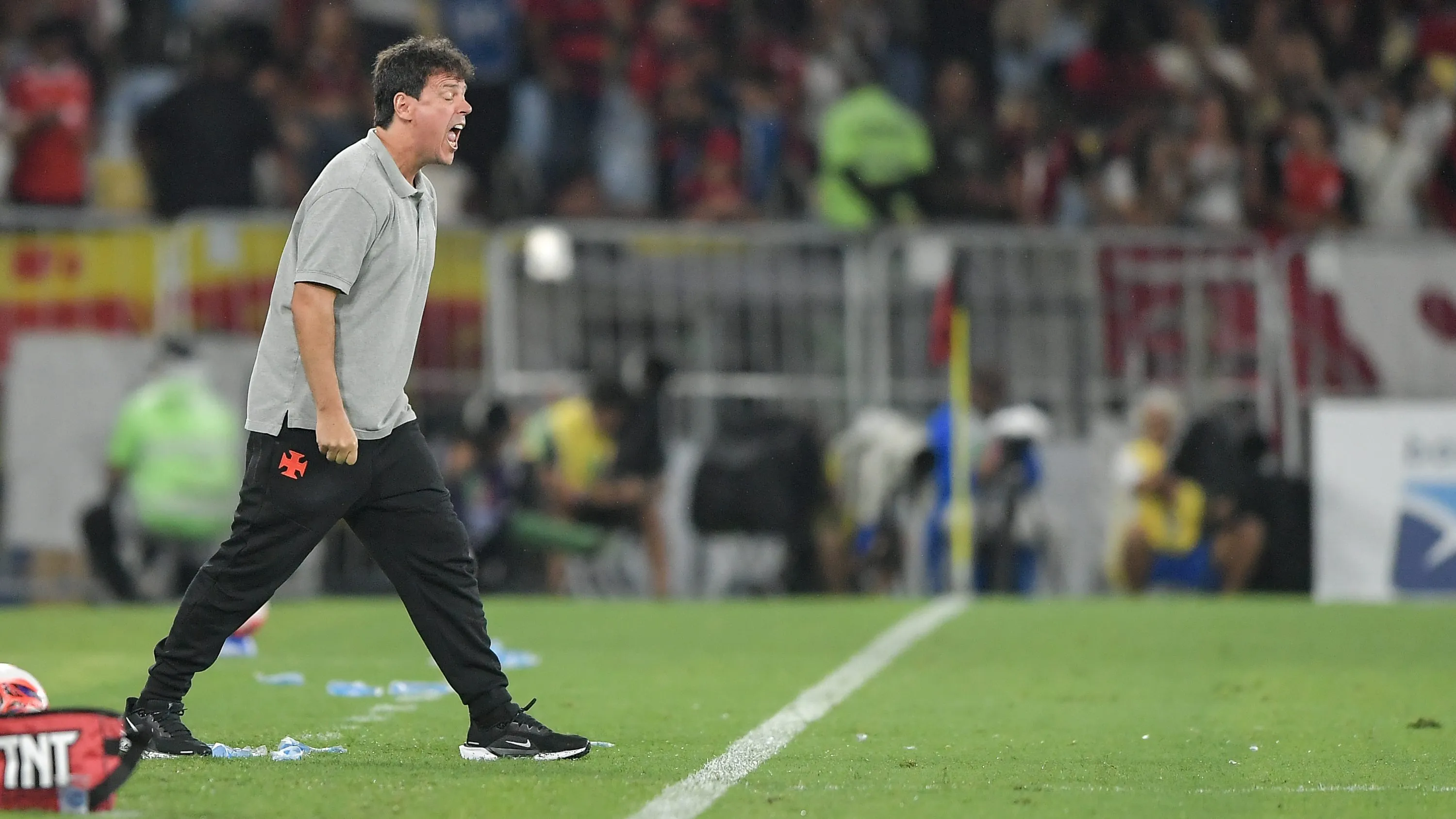 Diniz em a;’ao no duelo contra o Flamengo – Foto: Thiago Ribeiro/AGIF