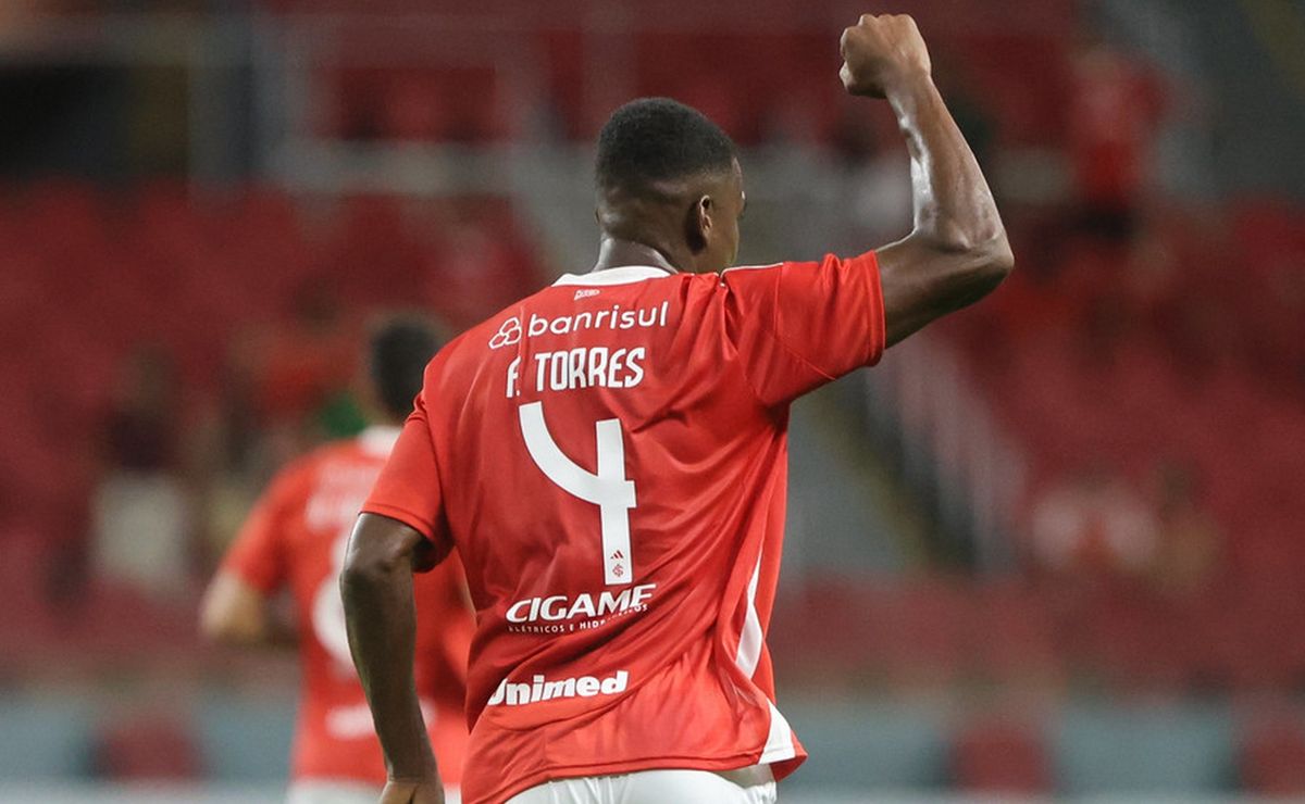 Pezzolano elogia Félix Torres após estreia com gol pelo Internacional e indica como o zagueiro será utilizado