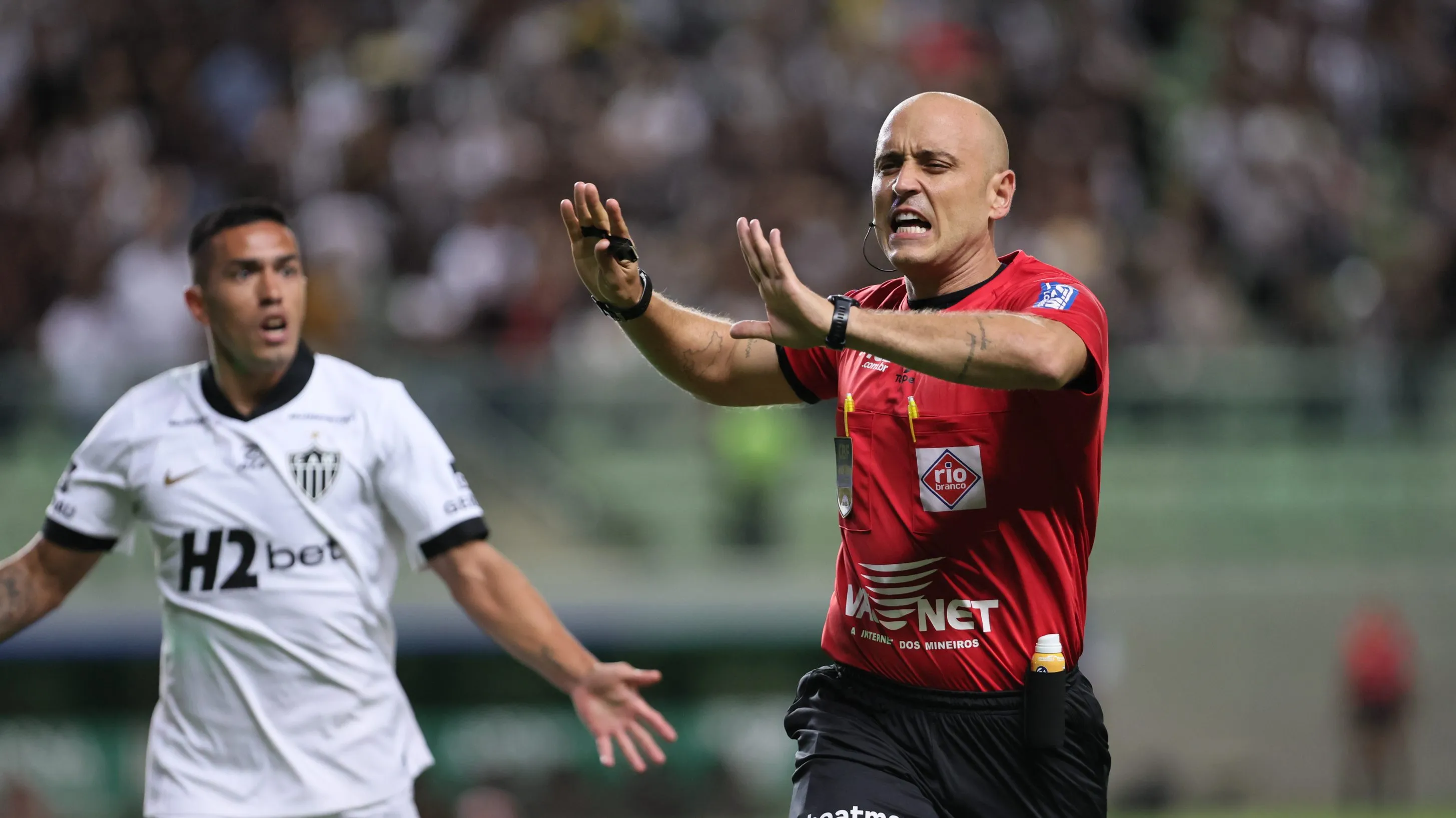 Cuello reclamando do gol anulado. Foto: Gilson Lobo/AGIF