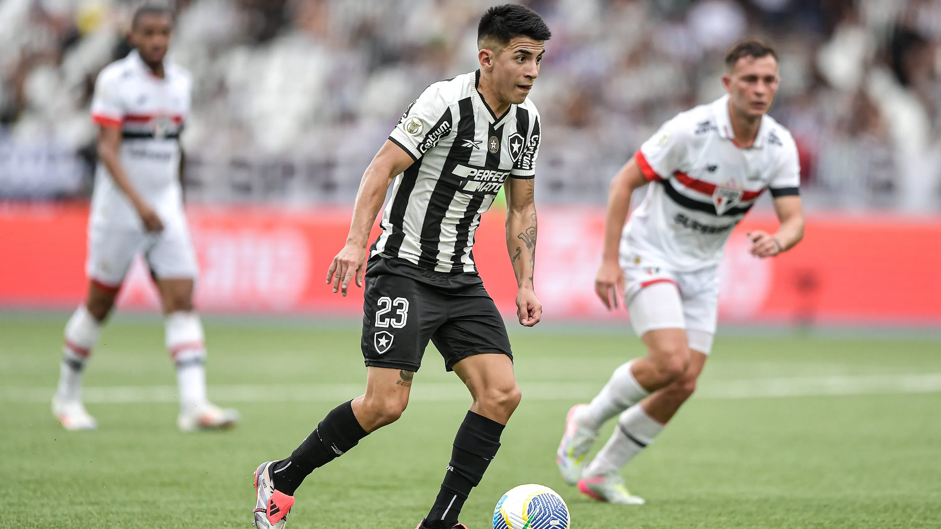RJ – RIO DE JANEIRO – 08/12/2024 – BRASILEIRO A 2024, BOTAFOGO X SAO PAULO – Almada jogador do Botafogo durante partida contra o Sao Paulo no estadio Engenhao pelo campeonato Brasileiro A 2024. Foto: Thiago Ribeiro/AGIF