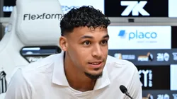 Victor Hugo durante sua apresentacao oficial como jogador do Santos em coletiva de imprensa realizada no Vila Belmiro.