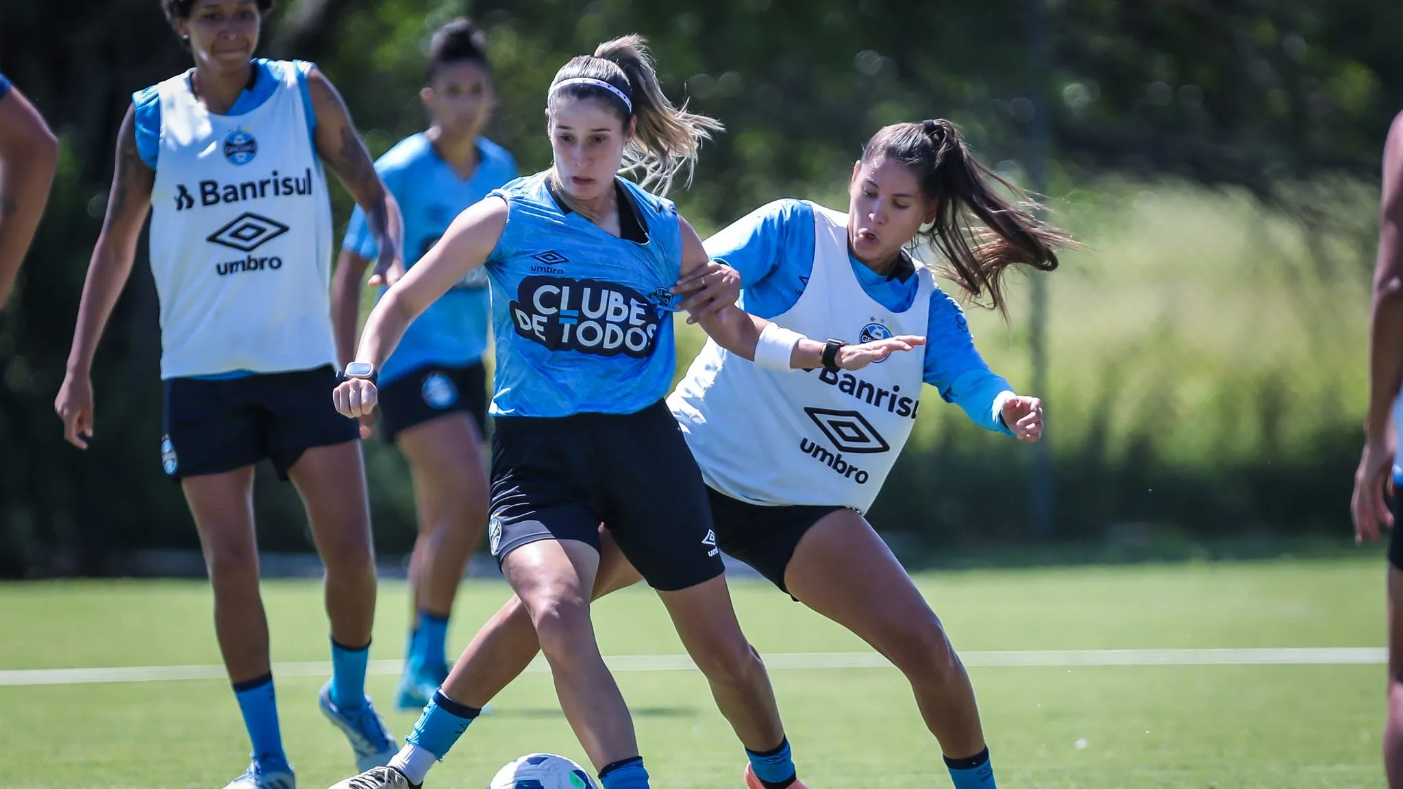 Jogadoras do Grêmio em treino no Complexo Esportivo da Ulbra, em Canoas