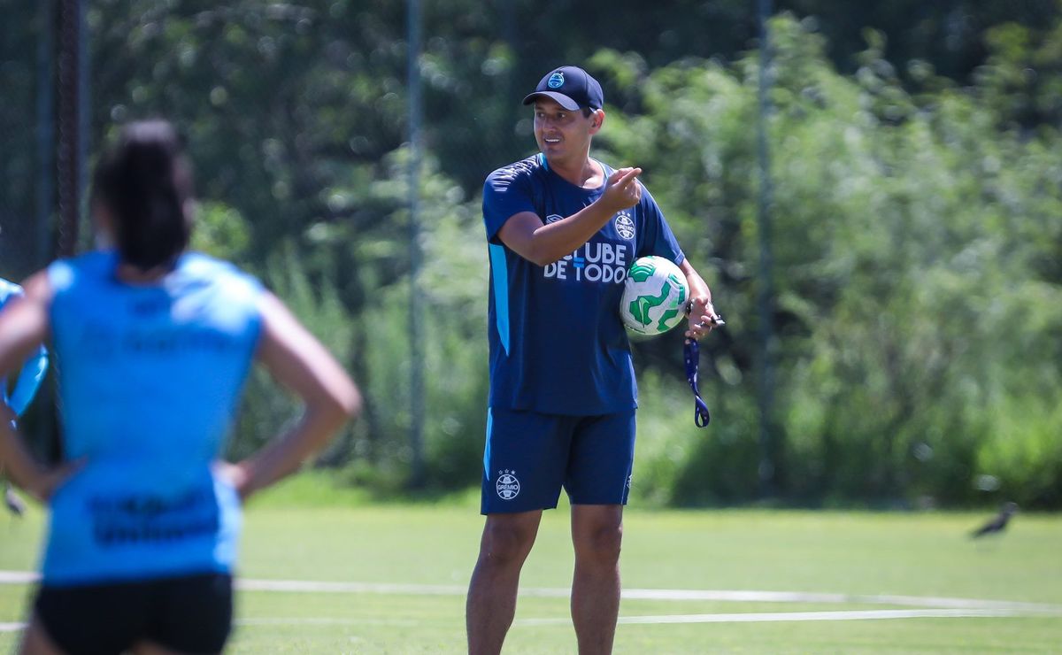 Cyro Leães, técnico do time feminino do Grêmio, analisa preparação do elenco para a temporada 2026