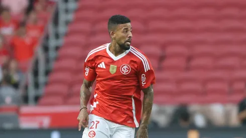 Paulinho foi titular no meio-campo do Colorado