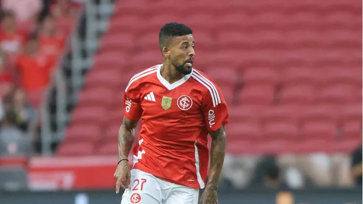Paulinho foi titular no meio-campo do Colorado