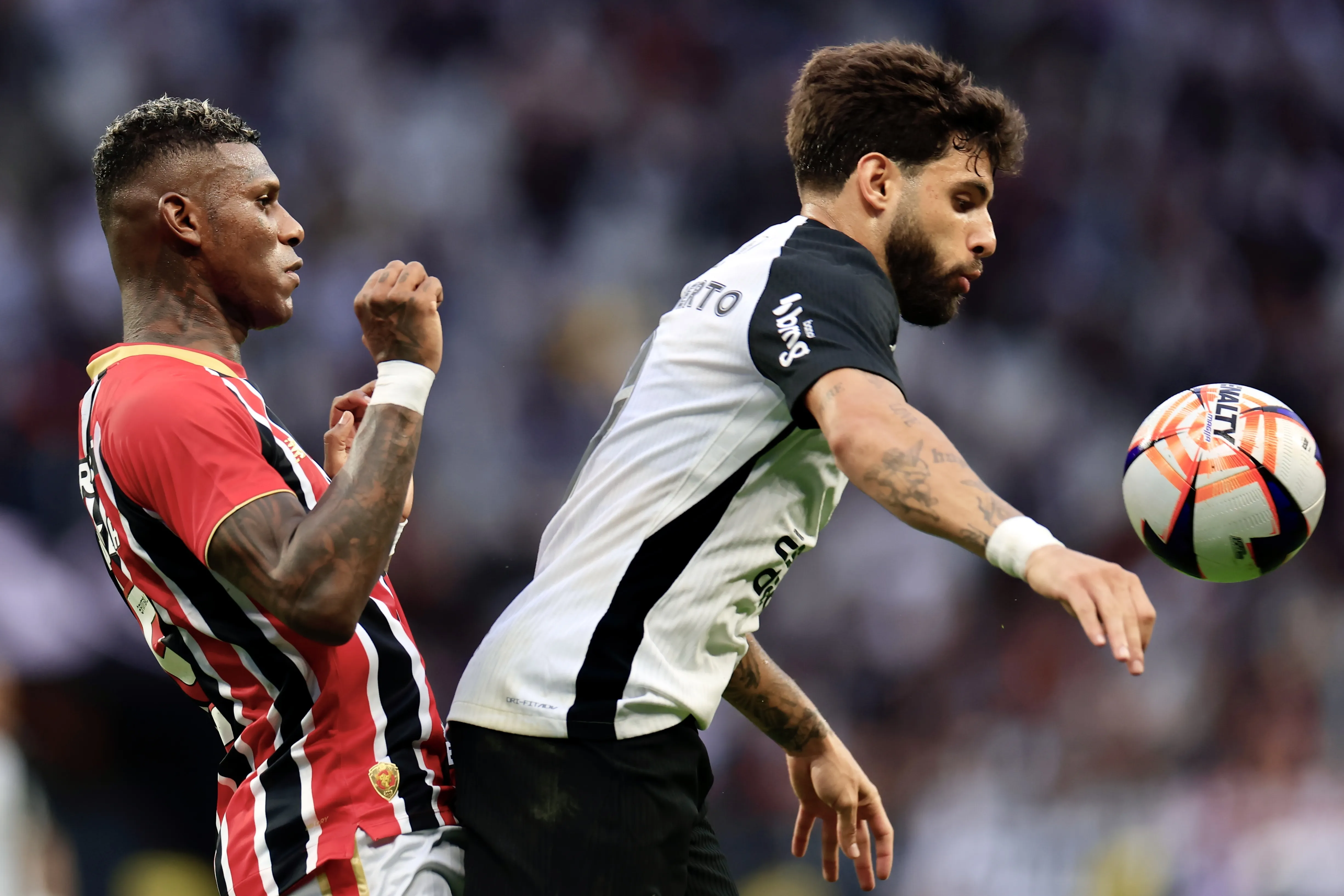 SP – SAO PAULO – 18/01/2026 – PAULISTA 2026, CORINTHIANS X SAO PAULO – Yuri Alberto jogador do Corinthians disputa lance com Arboleda jogador do Sao Paulo durante partida no estadio Arena Corinthians pelo campeonato Paulista 2026. Foto: Marcello Zambrana/AGIF