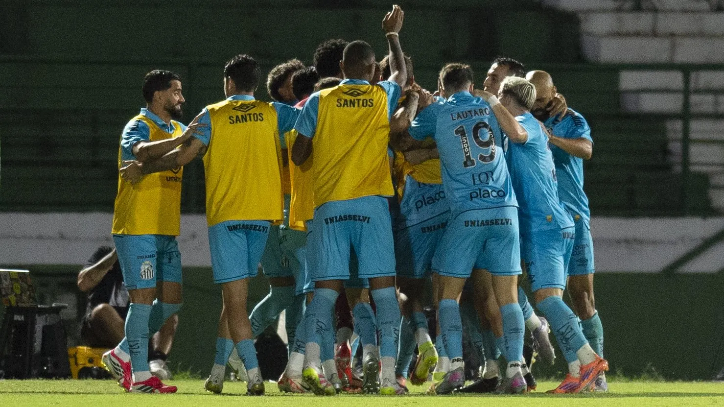 Barreal celebra seu gol contra o Guarani com seus companheiros de equipe – Foto: Anderson Romão/AGIF