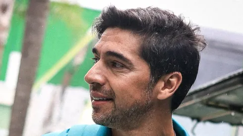 Abel durante embarque da delegação em ônibus