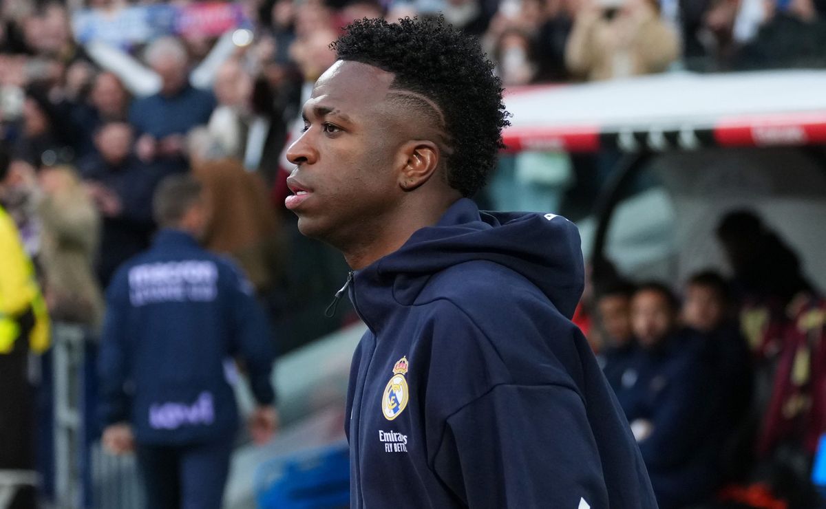 Arábia Saudita prepara investida buscando a contratação de Mohamed Salah e Vinícius Júnior