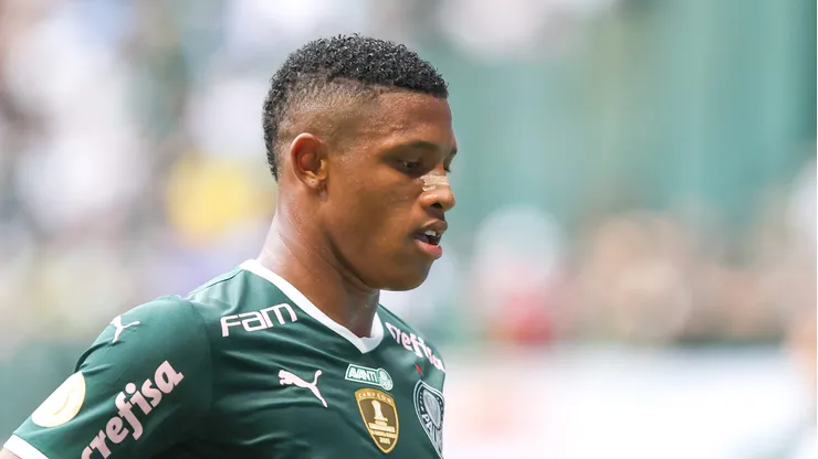 Danilo com a camisa do Palmeiras - Foto: Marcello Zambrana/AGIF