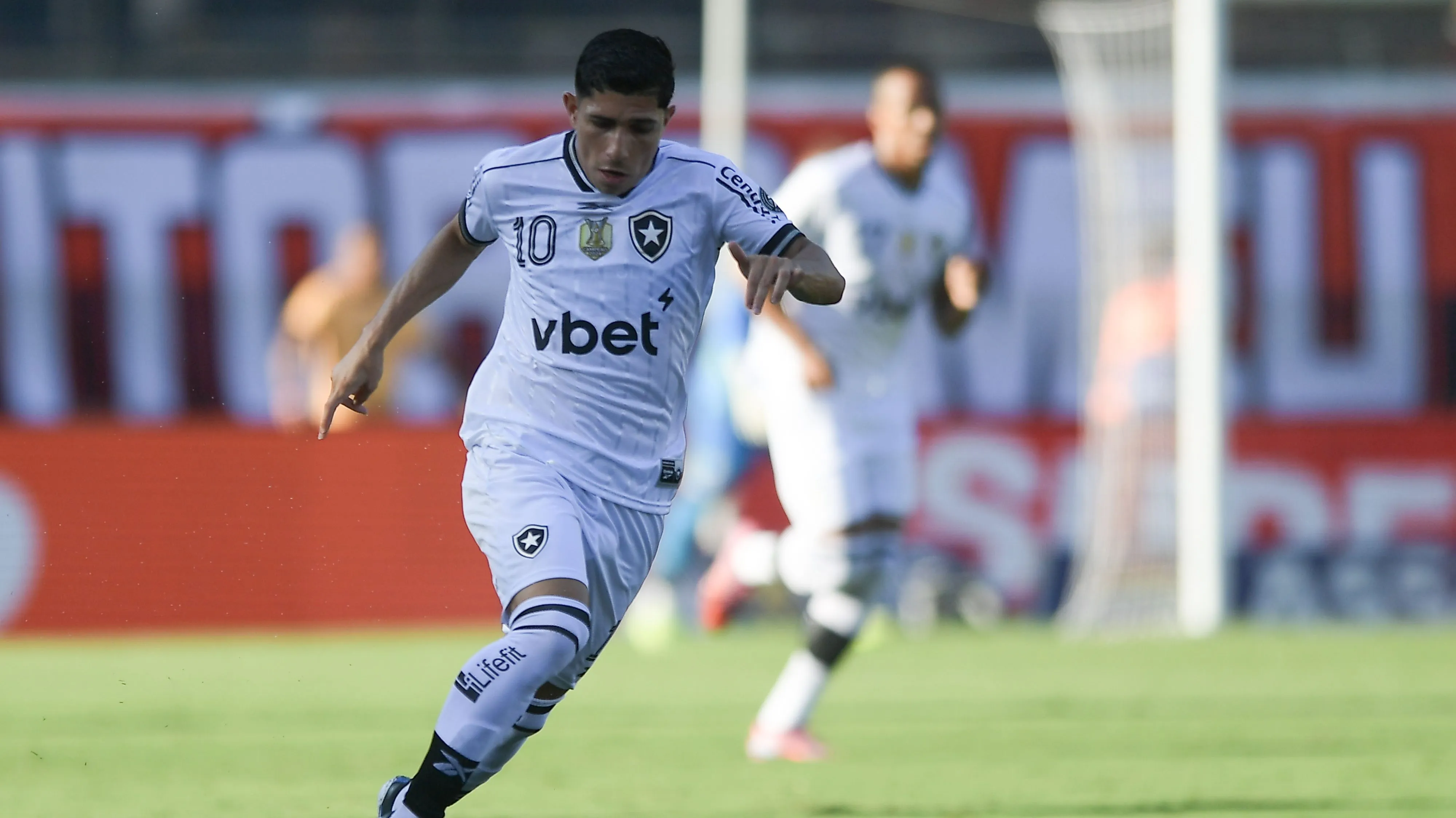 BA – SALVADOR – 09/11/2025 – BRASILEIRO A 2025, VITORIA X BOTAFOGO – Savarino jogador do Botafogo durante partida contra o Vitoria no estadio Barradao pelo campeonato Brasileiro A 2025. Foto: Jhony Pinho/AGIF