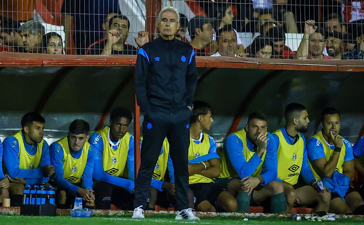 Luís Castro despista sobre Grenal, mas começa a planejar a escalação do Grêmio para o clássico