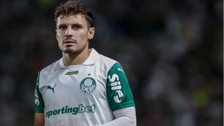 PE - RECIFE - 06/04/2025 - BRASILEIRO A 2025, SPORT X PALMEIRAS - Raphael Veiga jogador do Palmeiras durante partida contra o Sport no estadio Ilha do Retiro pelo campeonato Brasileiro A 2025. Foto: Rafael Vieira/AGIF