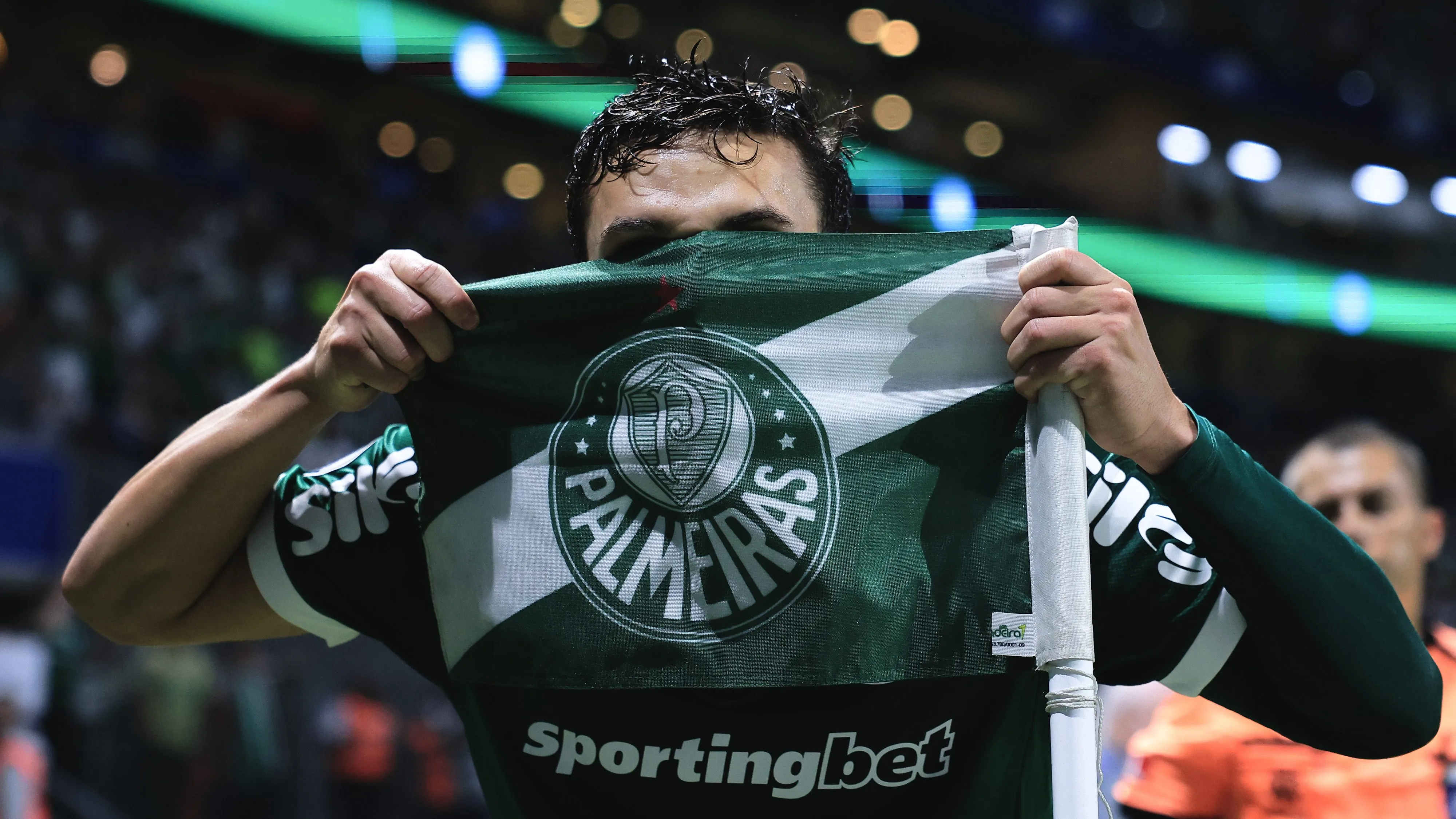 SP – SAO PAULO – 28/05/2025 – COPA LIBERTADORES 2025, PALMEIRAS X SPORTING CRISTAL – Raphael Veiga jogador do Palmeiras comemora seu gol durante partida contra o Sporting Cristal no estadio Arena Allianz Parque pelo campeonato Copa Libertadores 2025. Foto: Ettore Chiereguini/AGIF