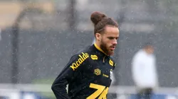 Billal Brahimi em campo durante treino no CT Rei Pelé.