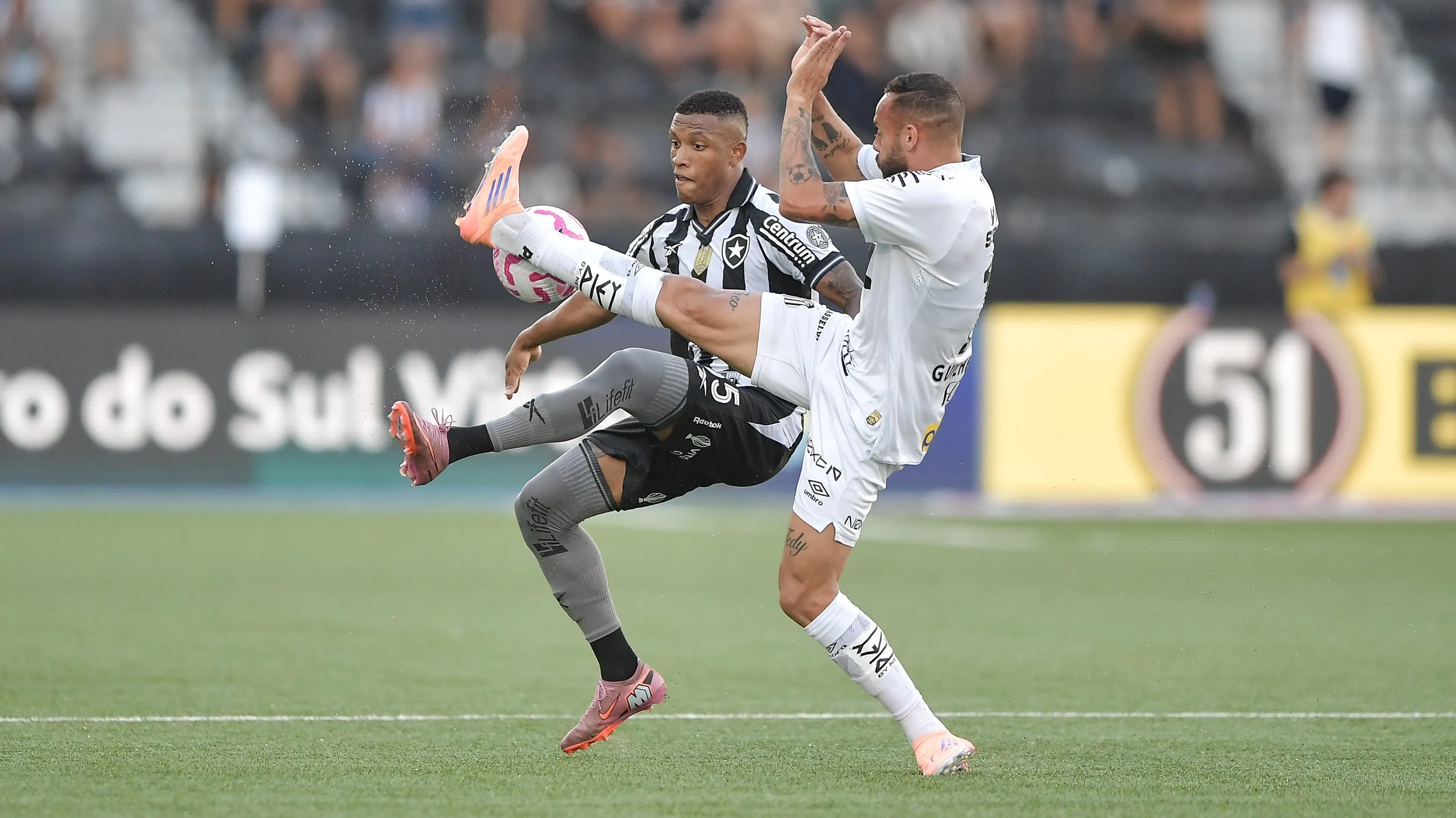 Danilo é tratado como peça essencial ao Botafogo - Foto: Thiago Ribeiro/AGIF.