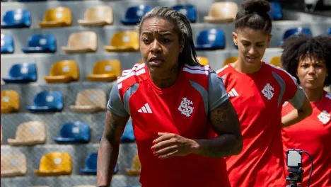 Zagueira Sorriso, do Internacional, durante treinamento