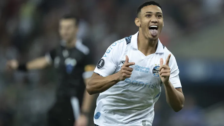 RJ - RIO DE JANEIRO - 20/08/2024 - COPA LIBERTADORES 2024, FLUMINENSE X GREMIO - Gustavo Nunes jogador do Gremio comemora seu gol durante partida contra o Fluminense no estadio Maracana pelo campeonato Copa Libertadores 2024. Foto: Jorge Rodrigues/AGIF