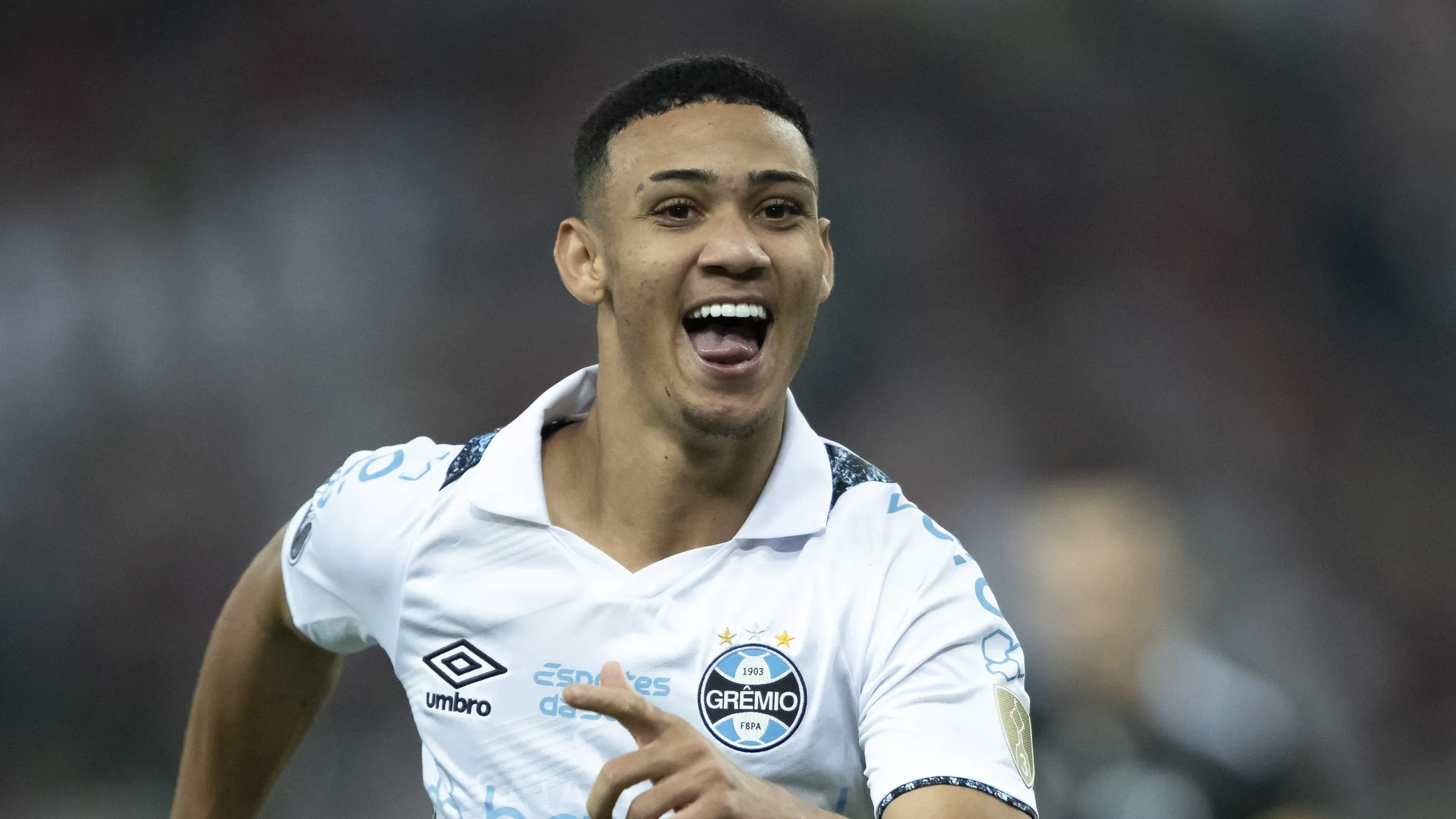 RJ – RIO DE JANEIRO – 20/08/2024 – COPA LIBERTADORES 2024, FLUMINENSE X GREMIO – Gustavo Nunes jogador do Gremio comemora seu gol durante partida contra o Fluminense no estadio Maracana pelo campeonato Copa Libertadores 2024. Foto: Jorge Rodrigues/AGIF