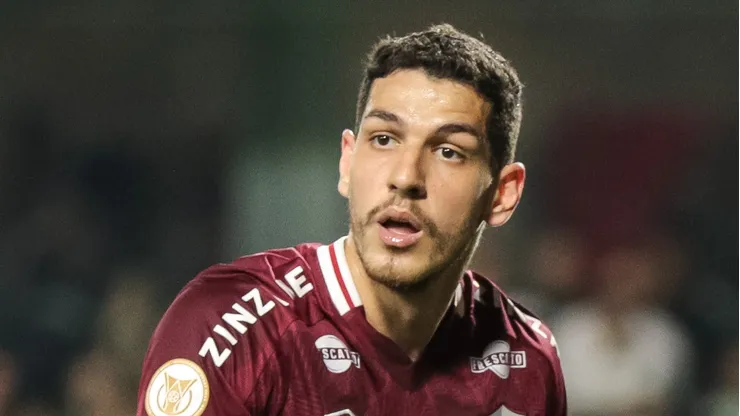 Nino tem contrato no Zenit até o meio de 2028.