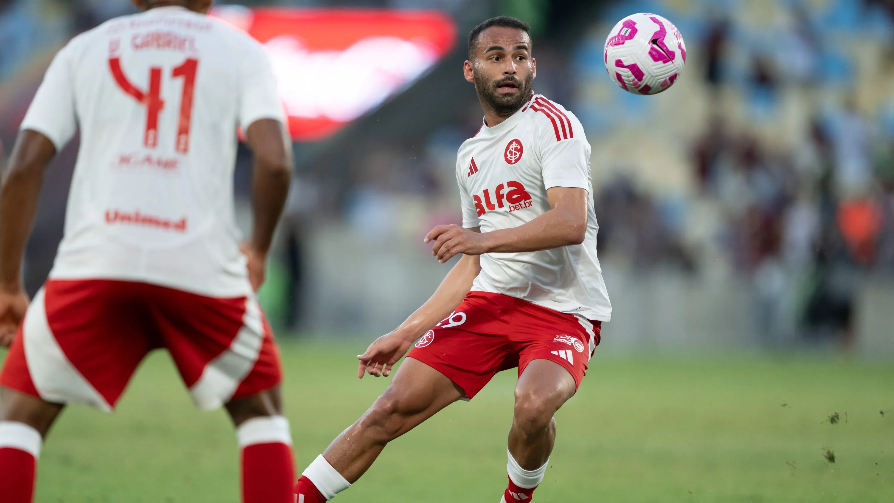 RJ – RIO DE JANEIRO – 25/10/2025 – BRASILEIRO A 2025, FLUMINENSE X INTERNACIONAL – Thiago Maia jogador do Internacional durante partida contra o Fluminense no estadio Maracana pelo campeonato Brasileiro A 2025. Foto: Jorge Rodrigues/AGIF