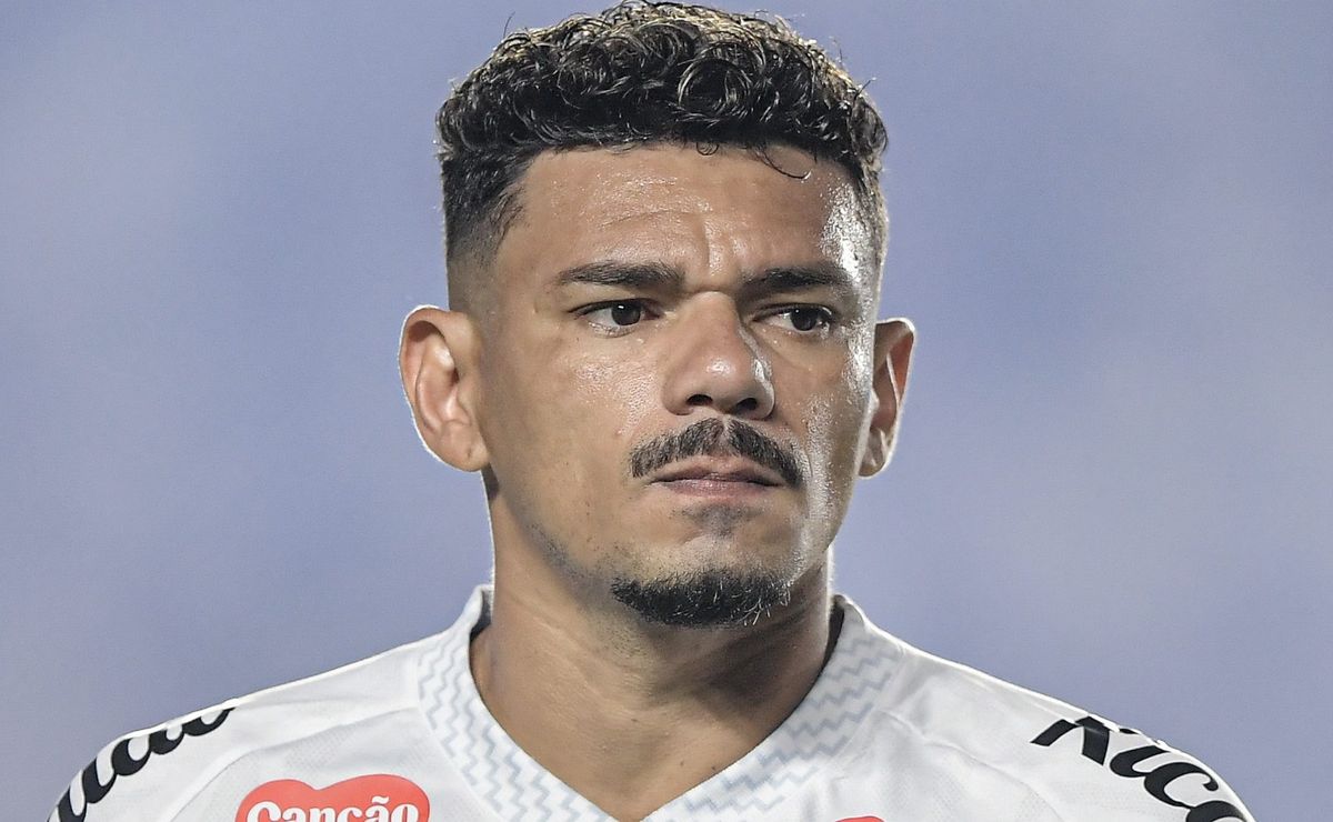 Santos já aprovou e Coritiba tem conversas avançadas pela contratação do centroavante Tiquinho Soares