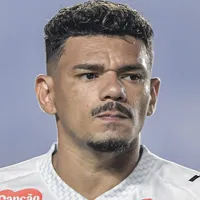 Santos dá "ok" e Coritiba avança por Tiquinho Soares