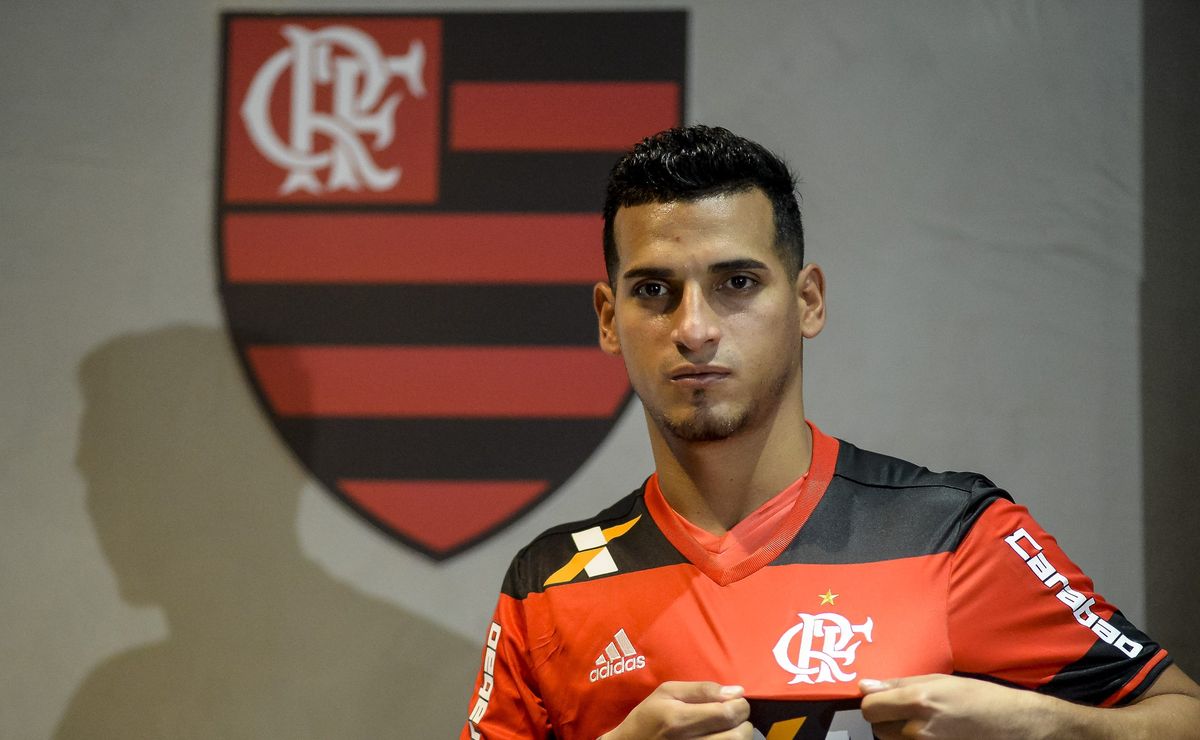 Miguel Trauco, campeão pelo Flamengo, é afastado após denúncia grave no Peru e clube abre investigação