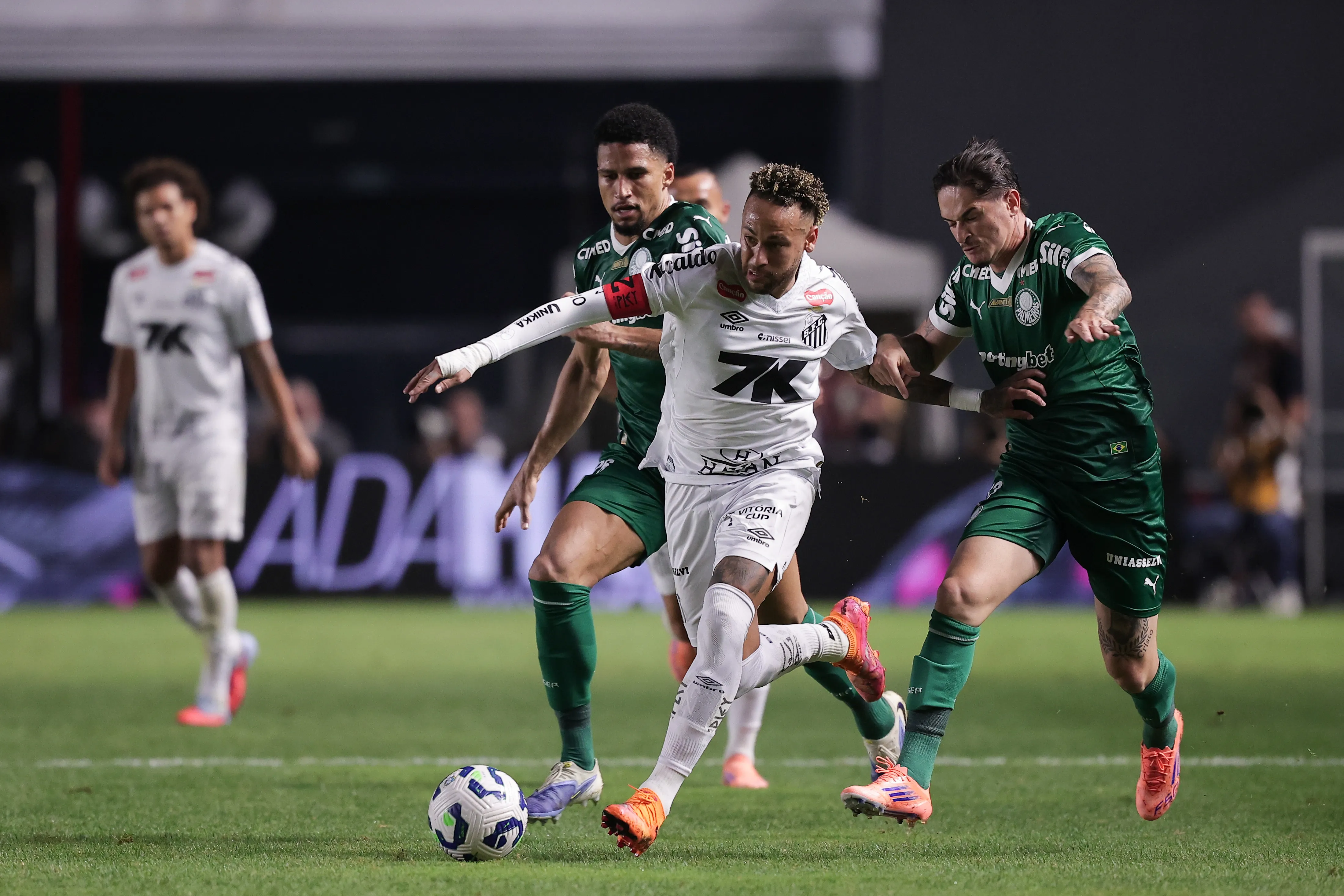Neymar esteve em campo no clássico contra o Palmeiras, pelo Brasileirão. Foto: Ettore Chiereguini/AGIF