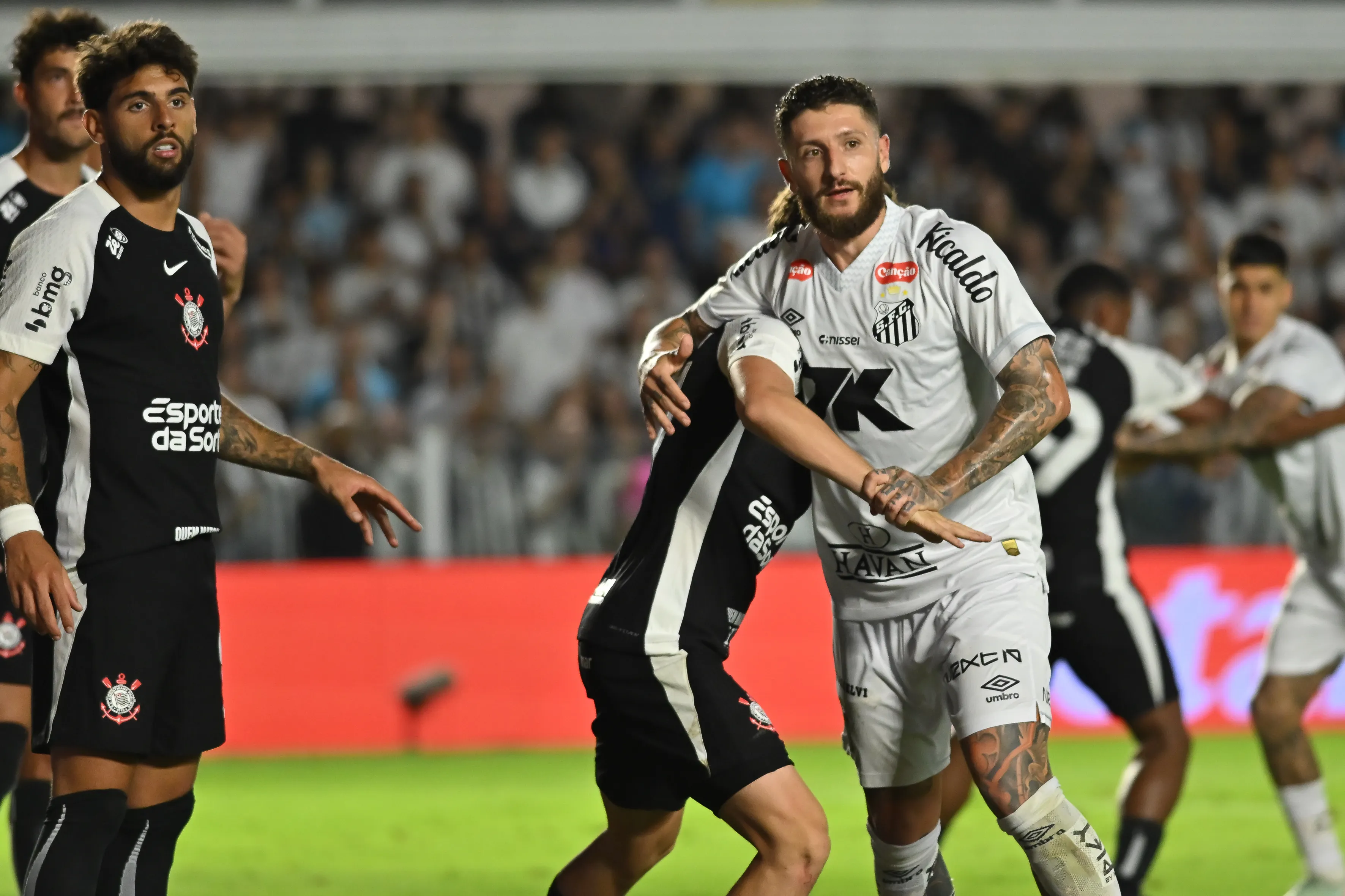Ze Rafael jogador do Santos durante partida contra o Corinthians no estadio Vila Belmiro pelo campeonato Brasileiro A 2025. Foto: Jota Erre/AGIF