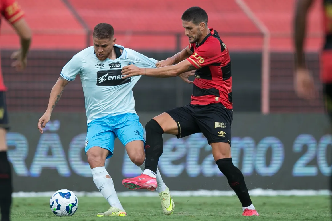 Desde que chegou ao Grêmio, há um ano, Cuéllar jogou apenas 29 partidas – Foto: Marlon Costa/AGIF