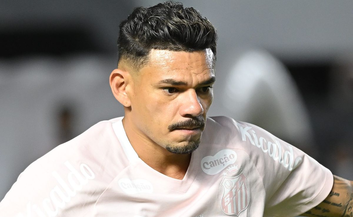 Tiquinho Soares está ‘ressentido’ de sair do Santos, e acredita que pode render em 2026