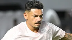 Tiquinho Soares jogador do Santos durante aquecimento antes da partida contra o Vitoria no estadio Vila Belmiro pelo campeonato Brasileiro A 2025. Foto: Jota Erre/AGIF