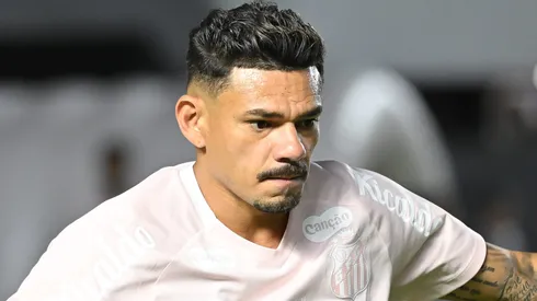 Tiquinho Soares jogador do Santos durante aquecimento antes da partida contra o Vitoria no estadio Vila Belmiro pelo campeonato Brasileiro A 2025. Foto: Jota Erre/AGIF