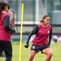 Time feminino do Corinthians treina em Londres pela primeira vez