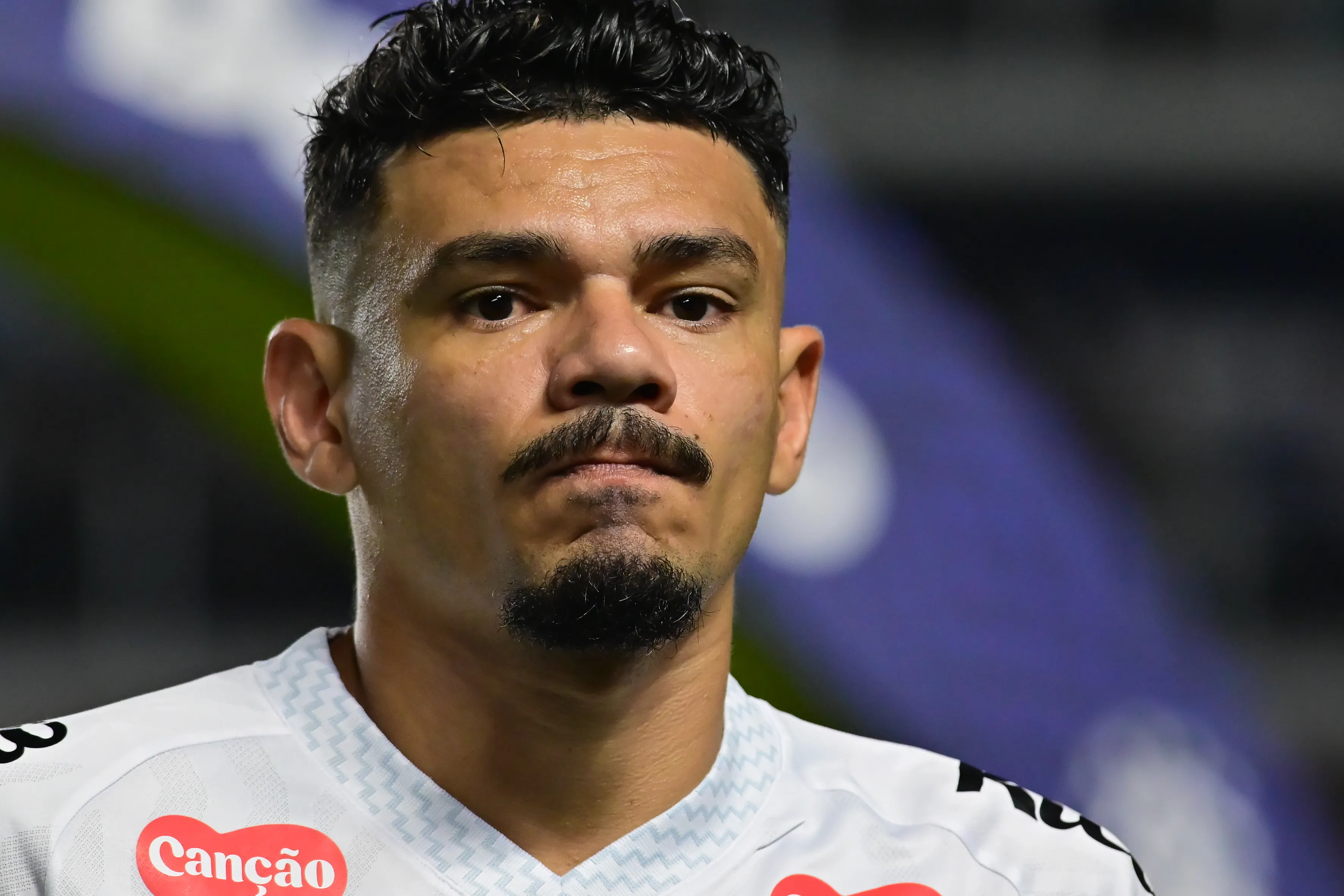 STiquinho Soares jogador do Santos durante partida contra o Sport no estadio Vila Belmiro pelo campeonato Brasileiro A 2025. Foto: Jota Erre/AGIF