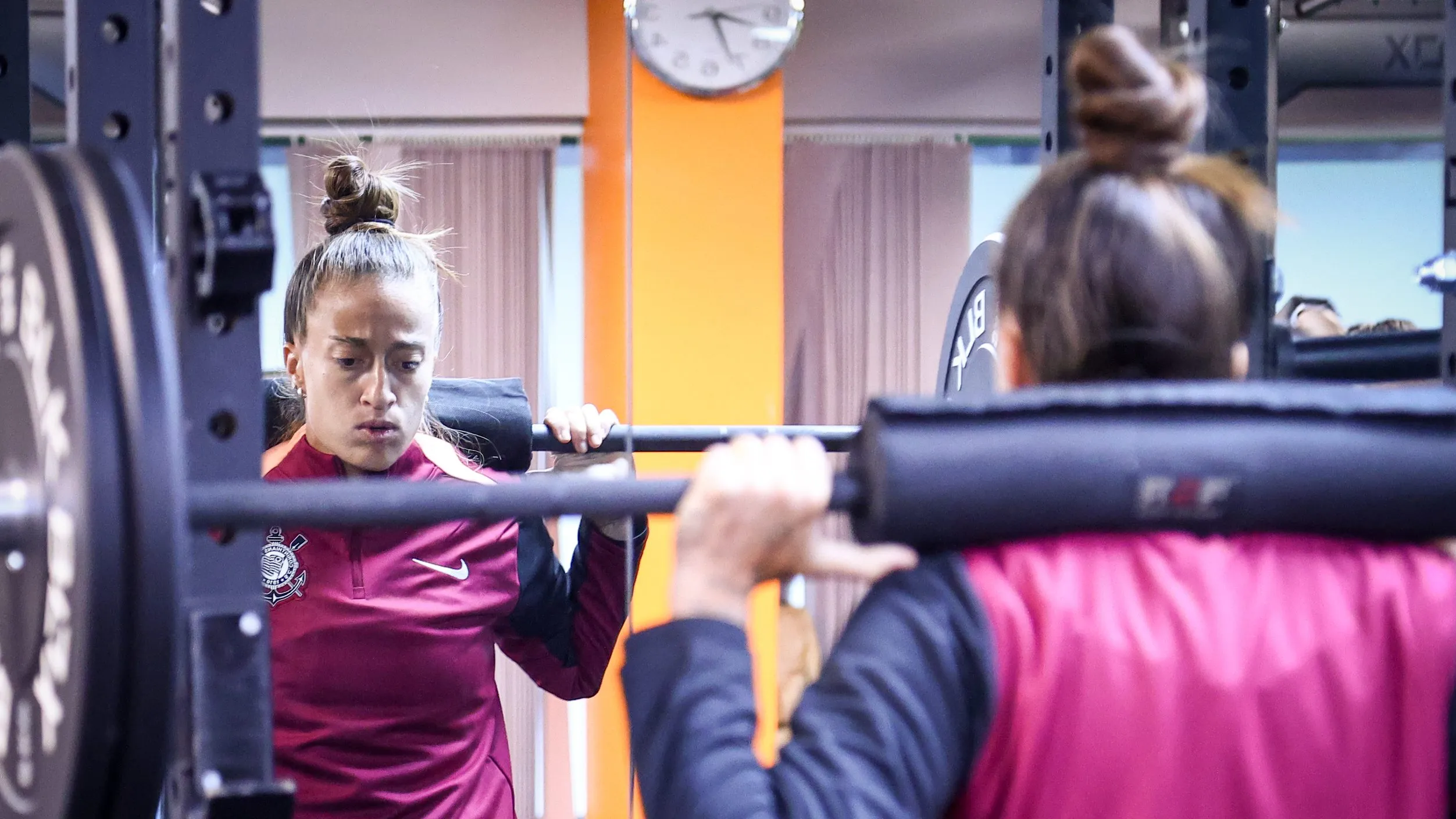 Ariel Godoi em atividade na academia com o elenco do Corinthians