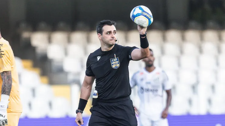 SP - SANTOS - 20/04/2024 - BRASILEIRO B 2024, SANTOS X PAYSANDU - O arbitro Lucas Guimaraes Rechatiko Horn durante partida entre Santos e Paysandu no estadio Vila Belmiro pelo campeonato Brasileiro B 2024. Foto: Reinaldo Campos/AGIF