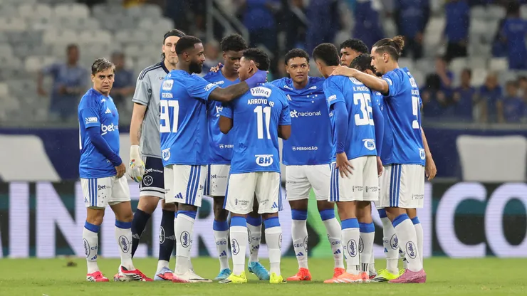 Jogadores do Cruzeiro durante entrada em campo para partida contra o Democrata no estadio Mineirao pelo campeonato Mineiro 2026. Foto: Gilson Lobo/AGIF