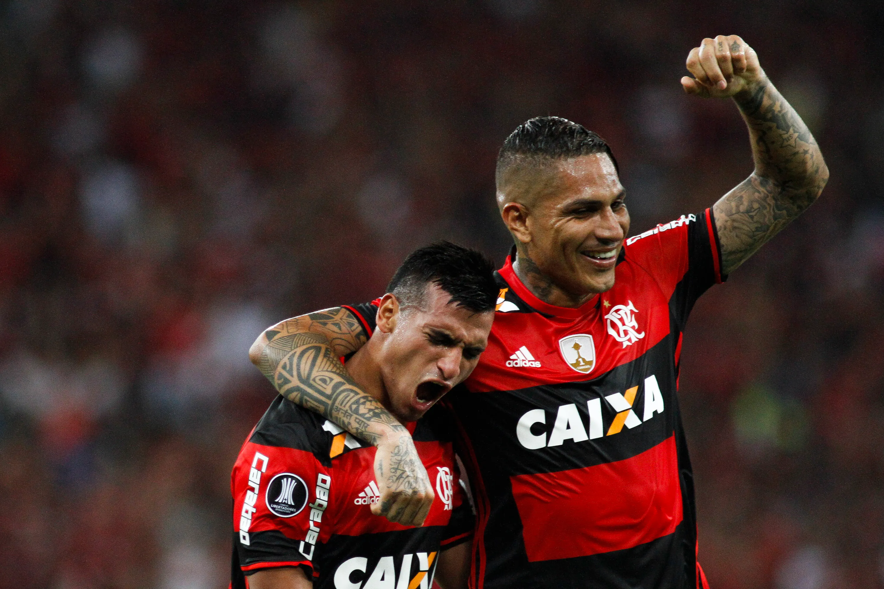 Miguel Trauco e Guerrero atuando pelo Flamengo em 2017. Foto: Luciano Belford/AGIF