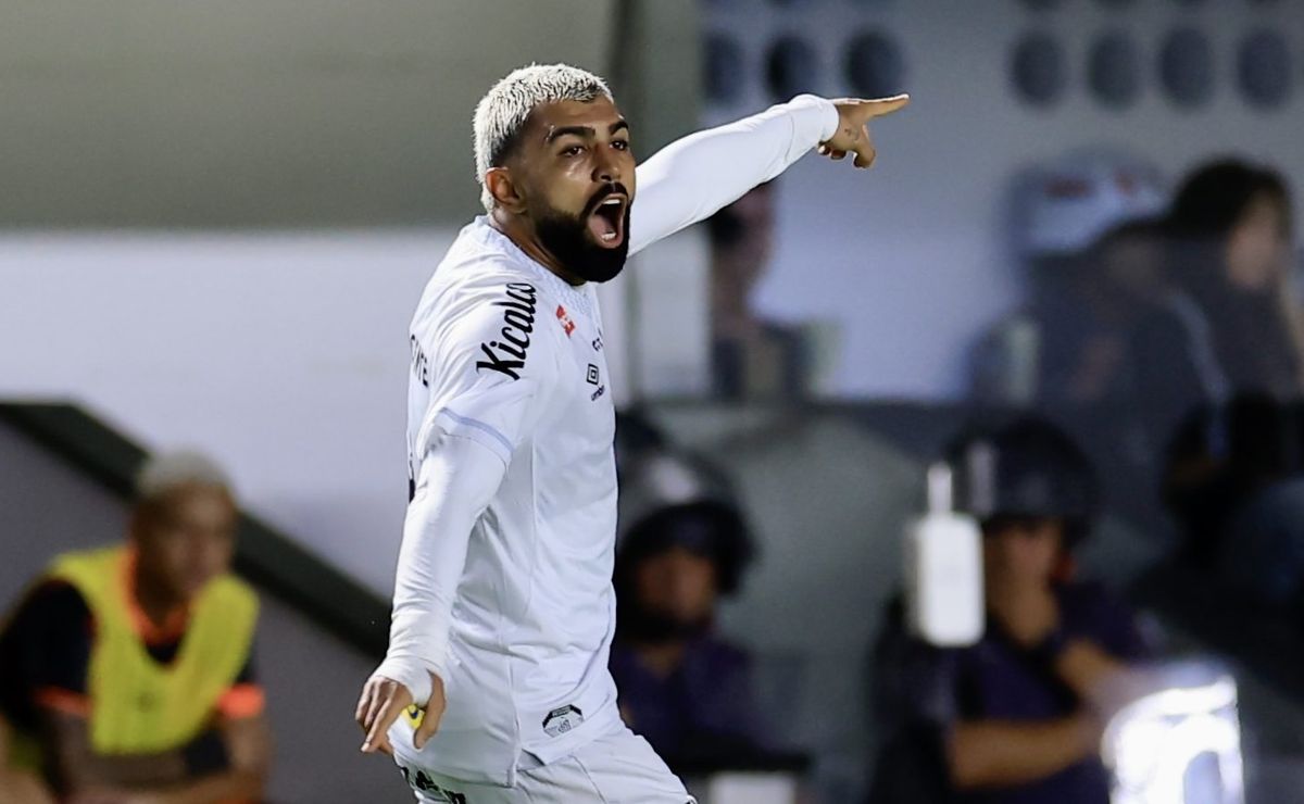 Gabigol protagoniza Santos x Corinthians com gol de falta e é ovacionado pelos santistas