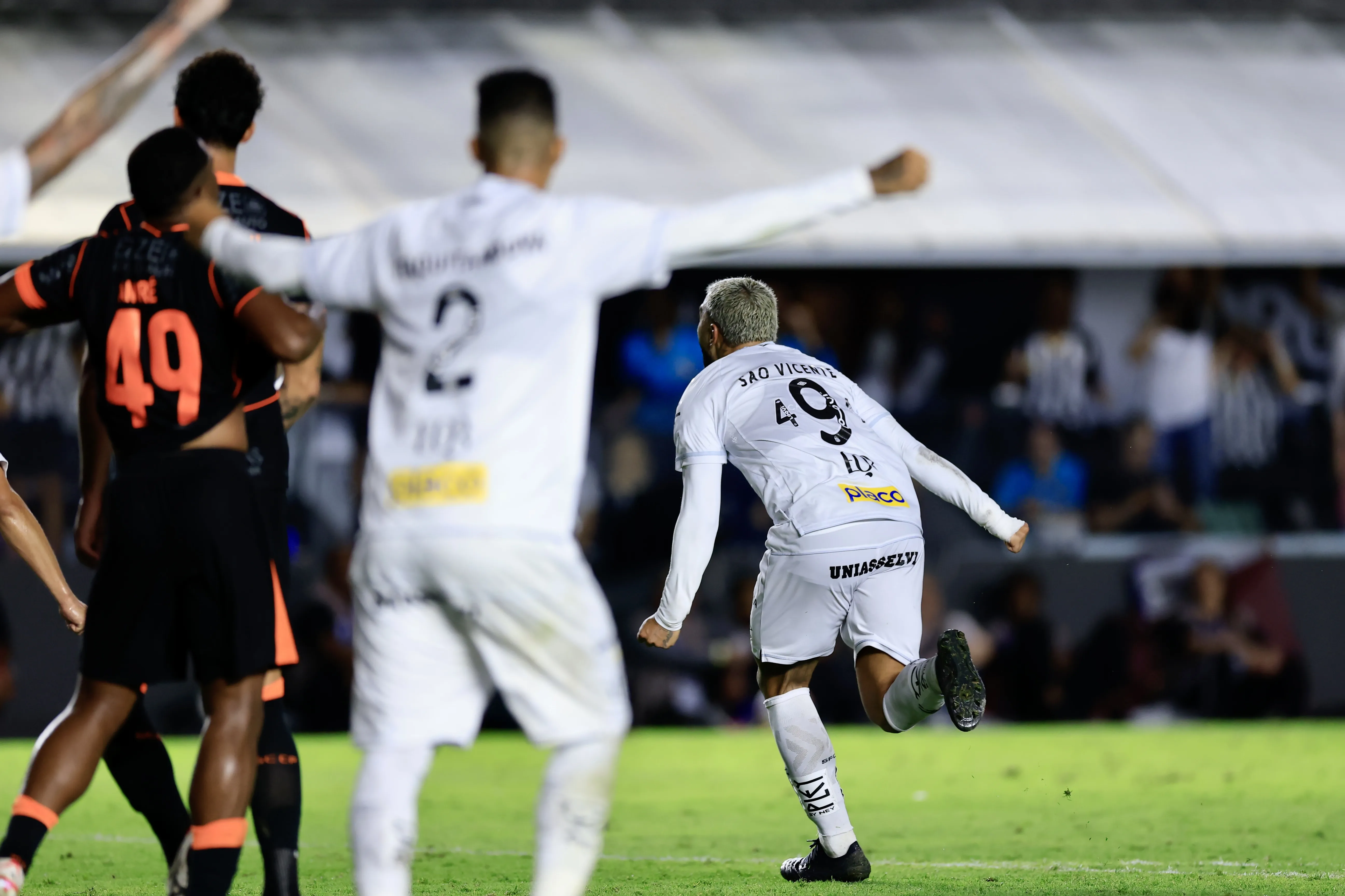 Gabigol comemora gol nos acréscimos que joga balde de água fria no Timão, que dominava as ações em clássico – Foto: Marcello Zambrana/AGIF