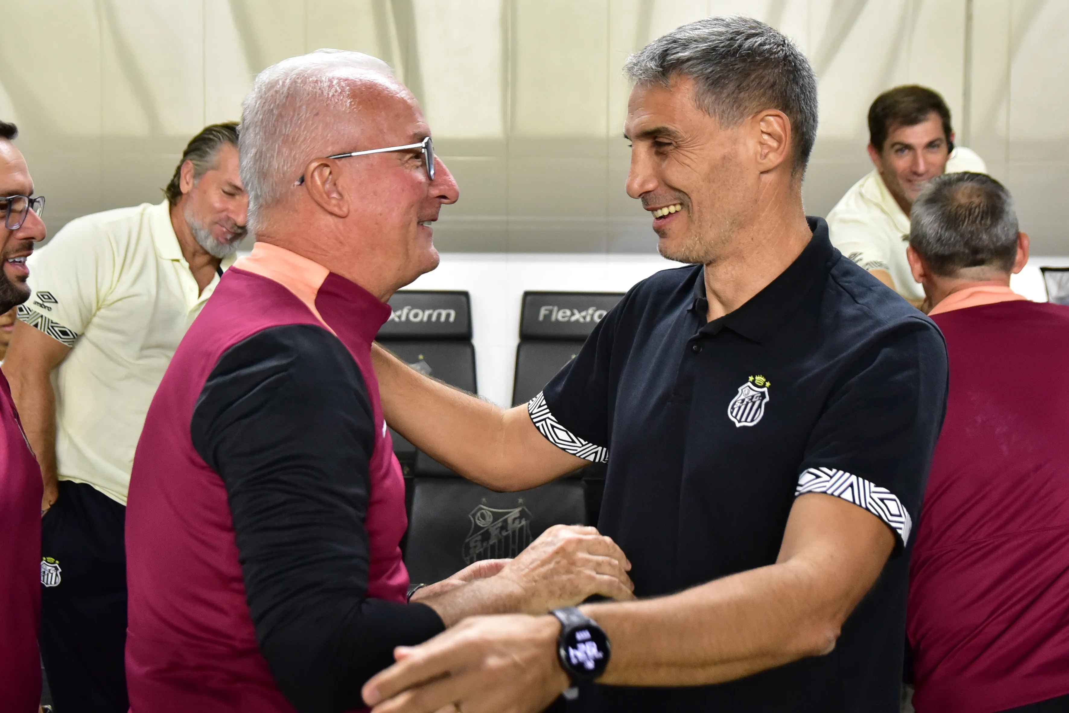 Juan Pablo Vojvoda tecnico do Santos cumprimenta Dorival Jr durante partida contra o Corinthians no estadio Vila Belmiro pelo campeonato Paulista 2026. Foto: Jota Erre/AGIF