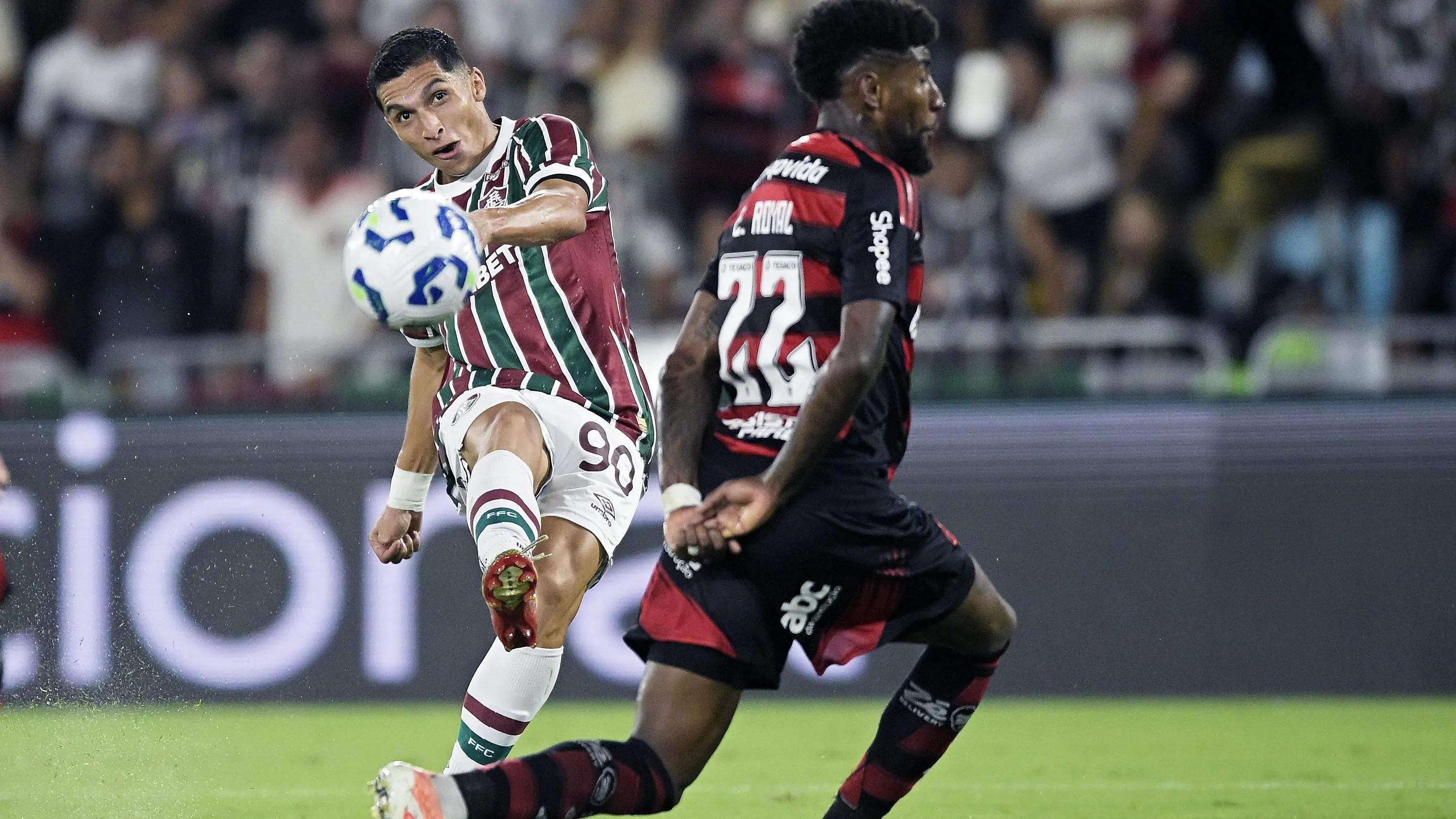 Serna, jogador do Fluminense, disputa lance com Emerson Royal, jogador do Flamengo durante partida no estadio Maracana pelo campeonato Brasileiro A 2025. Foto: Alexandre Loureiro/AGIF