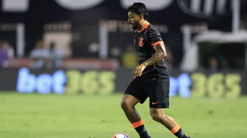 Matheus Bidu, jogador do Corinthians, durante partida contra o Santos, no estadio Vila Belmiro pelo campeonato Paulista 2026. Foto: Marcello Zambrana/AGIF
