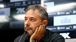 O dirigente Alexandre Mattos fala aos jornalistas durante apresentação oficial em coletiva