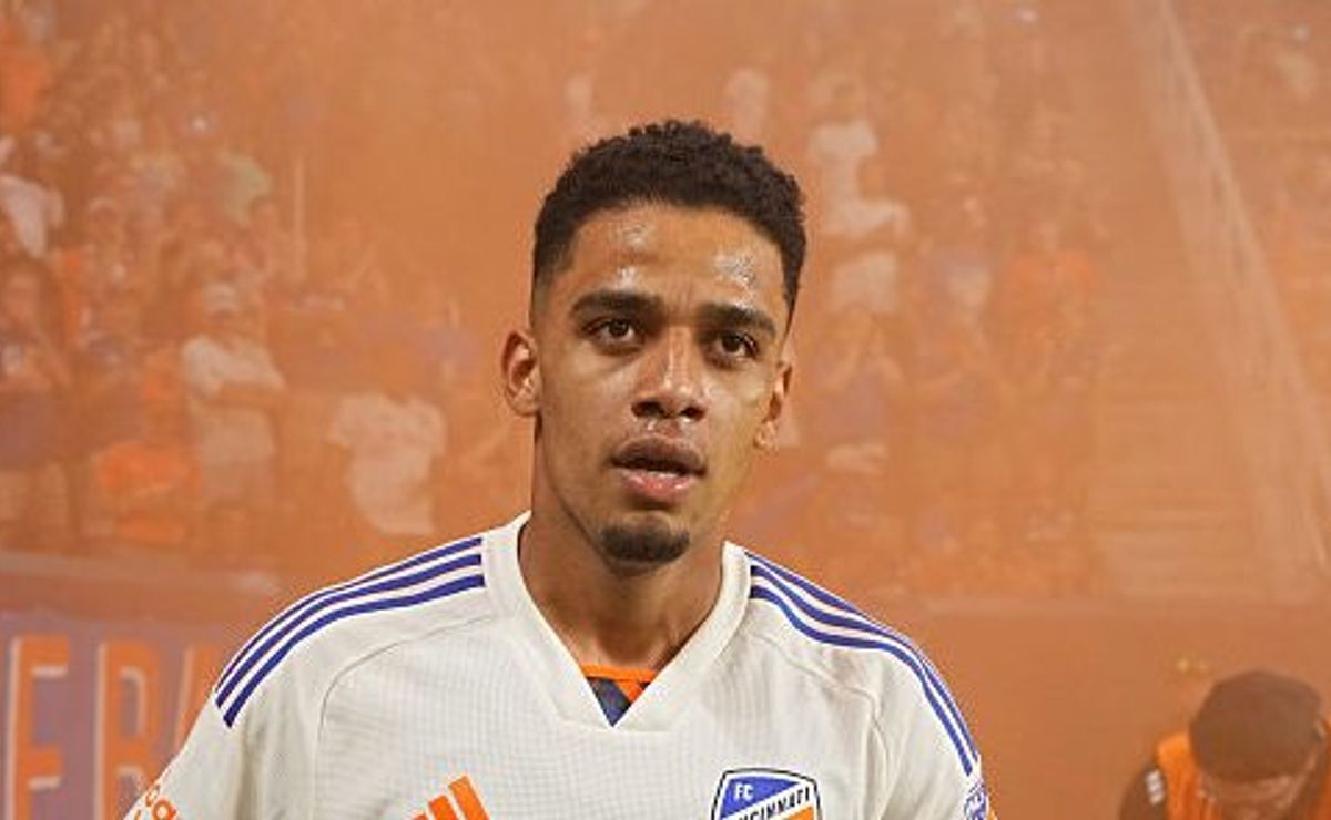 Brenner desembarca no RJ para assinar com o Vasco, exalta papel de Diniz e revela características