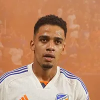 Brenner chega ao RJ para assinar com o Vasco e exalta Diniz